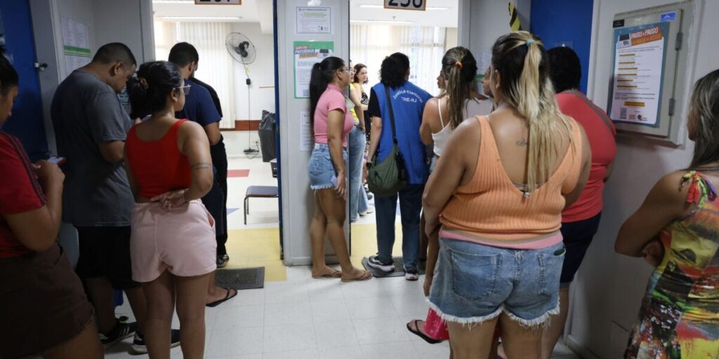 Moradores da Maré orientam eleitores sobre votação 5 Moradores da Maré se mobilizam para divulgar locais de votação