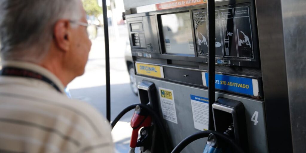 Governo prorroga por um mês subvenção de R$ 2,12 ao diesel