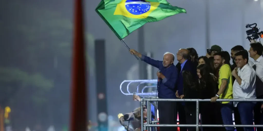 Na Paulista, Lula pede Hino da Independência em festa 13 Em festa da vitória, Lula pede que público cante Hino da Independência