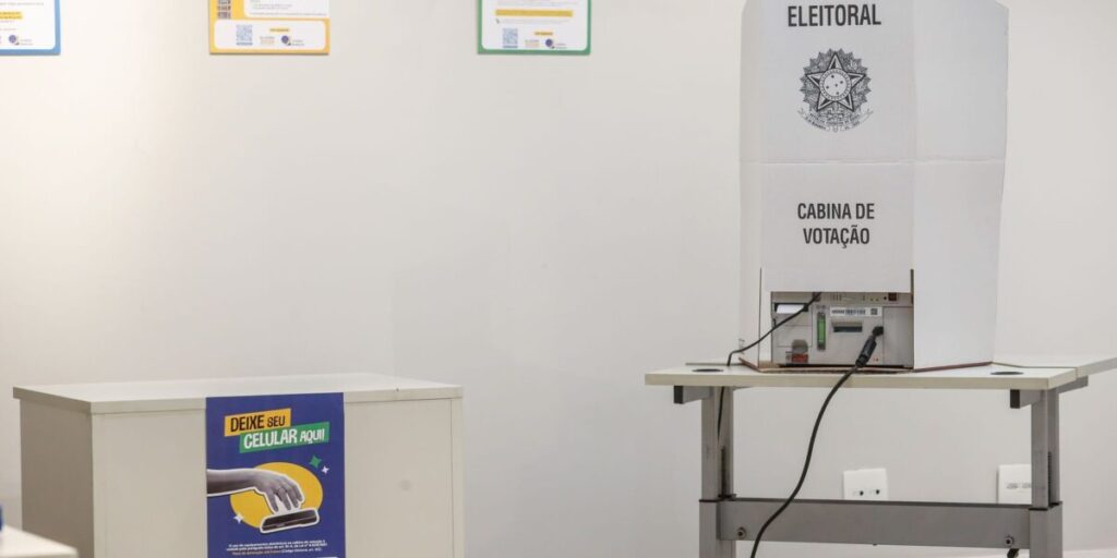 Voto em trânsito: consulte local pelo e-Título 10 Eleitor que pediu voto em trânsito pode consultar local no e-Título