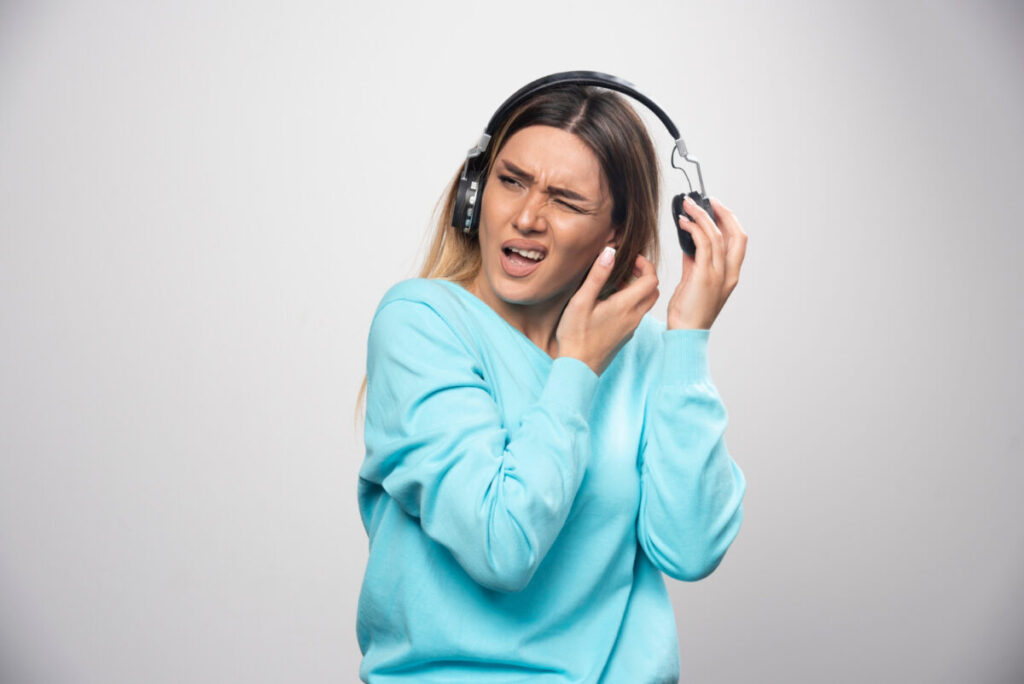 Perda auditiva pode atingir jovens cada vez mais cedo por uso incorreto de fones de ouvido