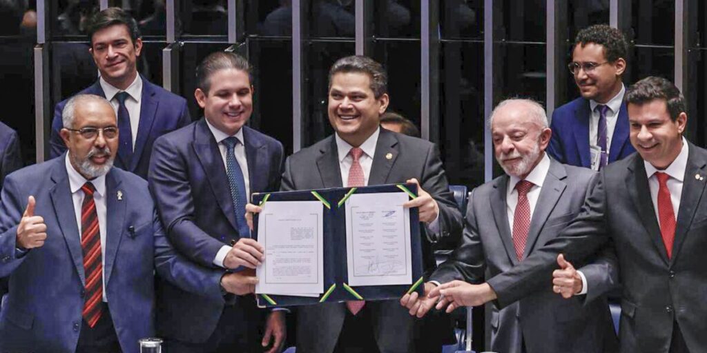 Alcolumbre quebra protocolo e homenageia Paim 3 Alcolumbre homenageia Paim no fim da 6x1; entenda motivo